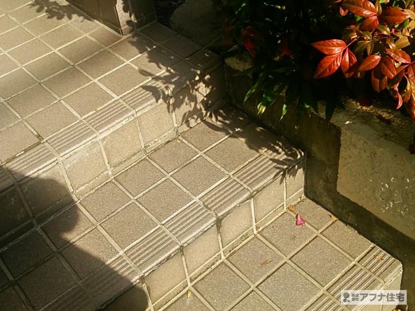 アフナ住宅｜玄関タイル張替え工事施工前