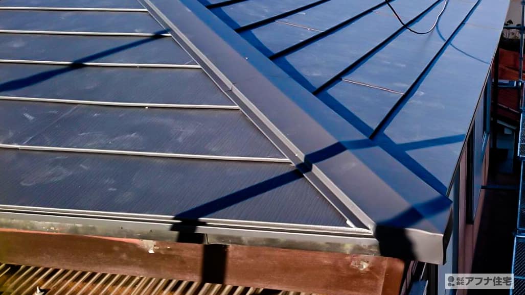 アフナ住宅｜スレート屋根ガルバリウムカバー工事20年保証施行事例