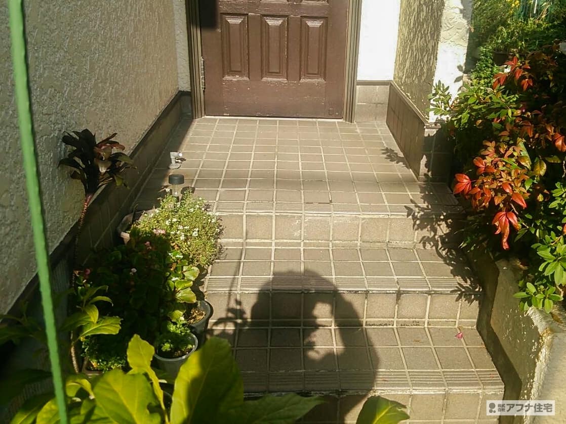 アフナ住宅｜玄関タイル張替え工事施工前