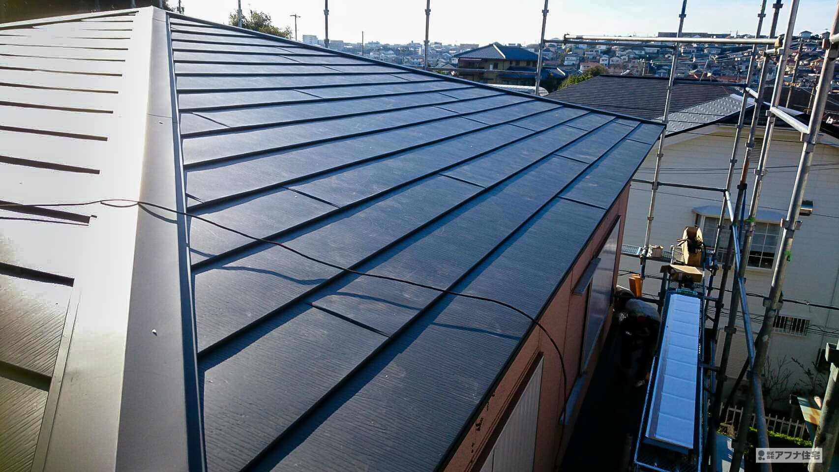 アフナ住宅｜スレート屋根ガルバリウムカバー工事20年保証施行事例