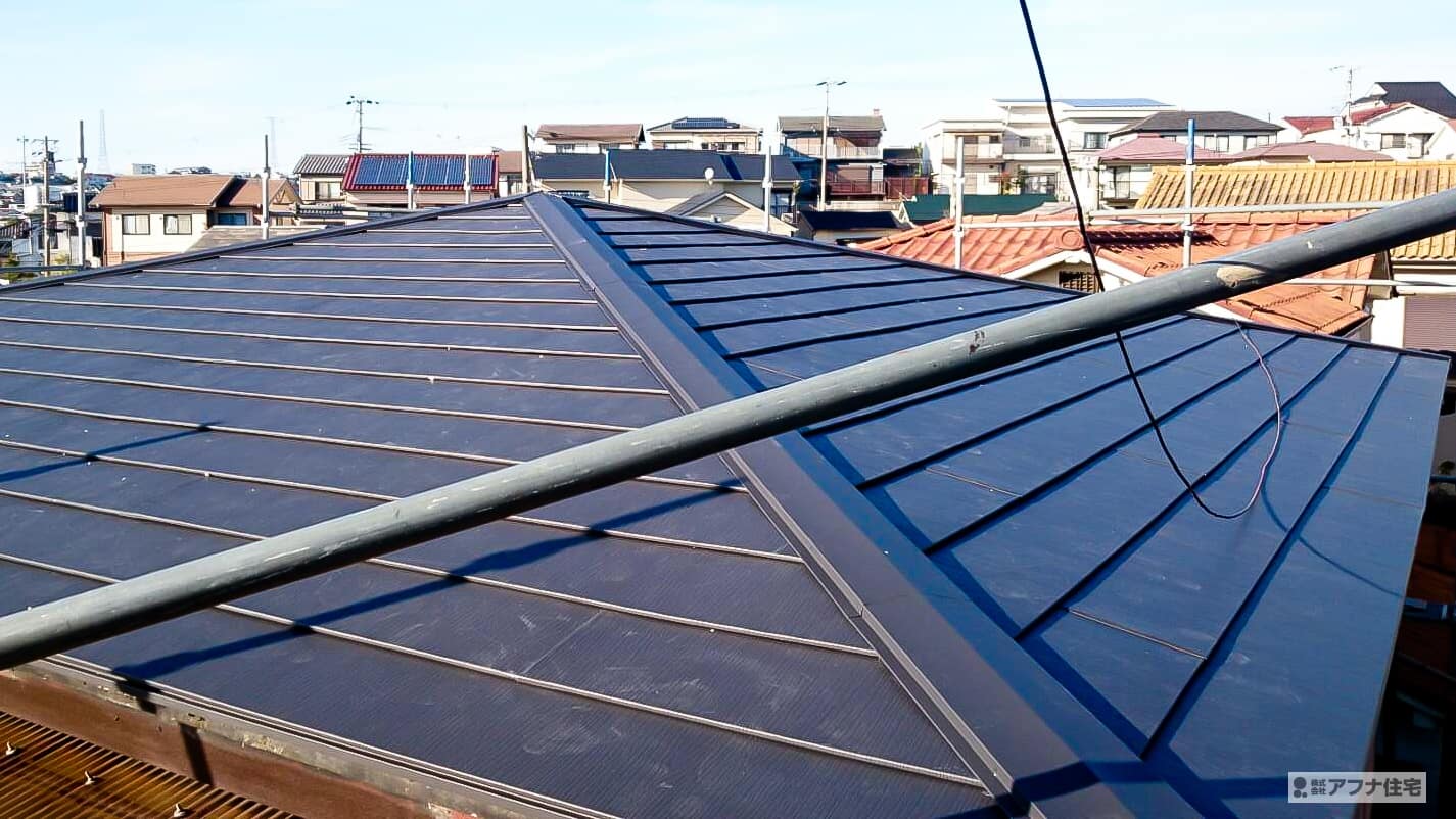 アフナ住宅｜スレート屋根ガルバリウムカバー工事20年保証施行事例